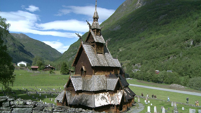 以人为背景的破碎教堂/ Borgund, Sogn Fjordane，挪威视频素材