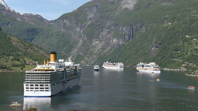 挪威盖兰格峡湾(Geirangerfjord / Geiranger, More og Romsdal)的游轮图片视频素材