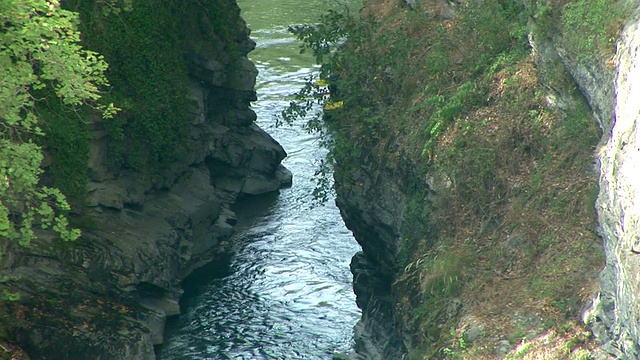 HD:在峡谷中漂流视频素材