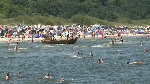 游客在波罗的海/Ahlbeck/Usedom，梅克伦堡西波美拉尼亚，德国视频素材