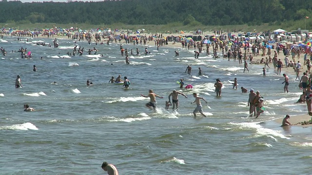 游客在波罗的海/阿尔贝克/Usedom，梅克伦堡西波美拉尼亚，德国视频素材