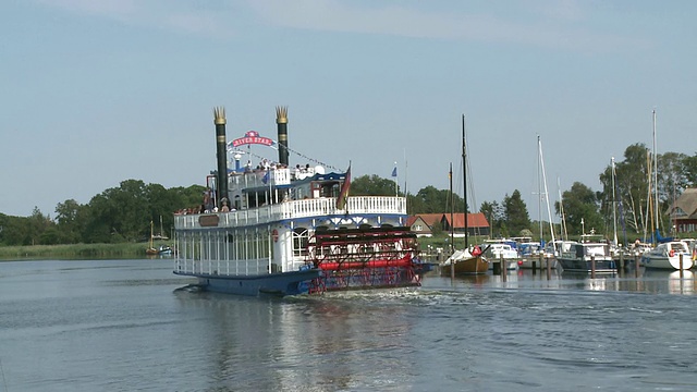 船停泊在波罗的海/ Zingst/Darss-Fischland港口，梅克伦堡西波美拉尼亚，德国视频素材