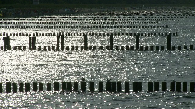 阳光反射在波罗的海/ Zingst/达斯-菲施兰，梅克伦堡西波美拉尼亚，德国视频素材