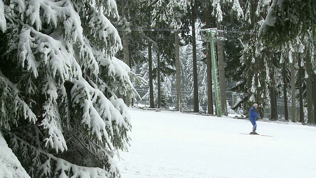 冬季在埃尔别斯科夫滑雪的人们，HunsrÃ¼ck /德国莱茵兰-普法尔茨的莫巴赫视频素材