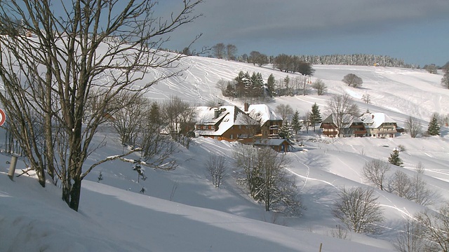 德国巴登-符腾堡黑森林，霍夫格兰附近的Schauinsland冬季住宅景观视频素材