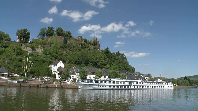 德国莱茵兰-普法尔茨Saar- valley Saar / Saarburg河附近的古城和城堡遗址视频素材