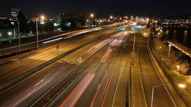 T/L WS HA高速公路夜间交通/美国俄勒冈州波特兰视频素材