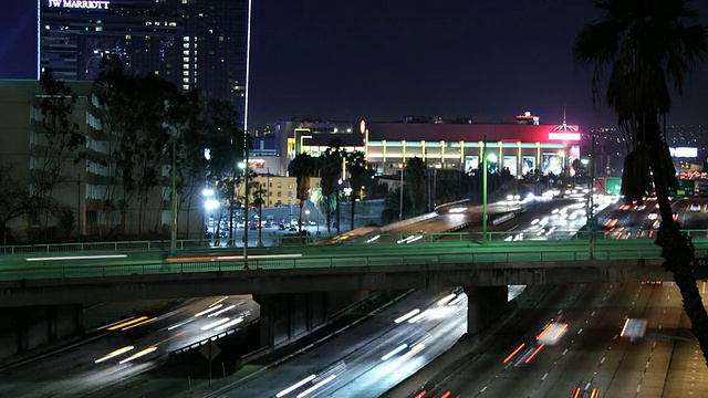 美国加利福尼亚州洛杉矶市夜间高速公路上的交通状况视频素材