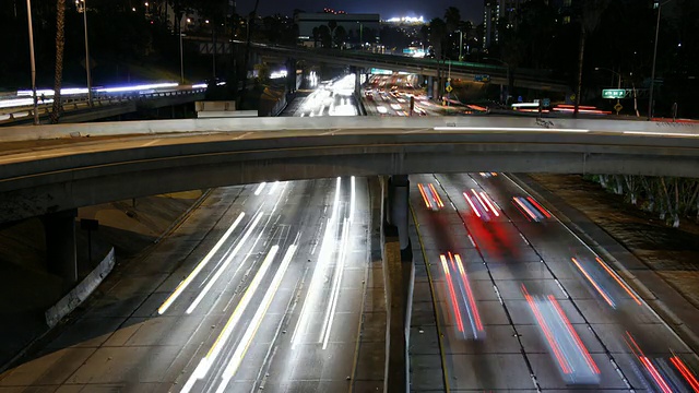 美国加利福尼亚州洛杉矶市夜间高速公路上的交通状况视频素材