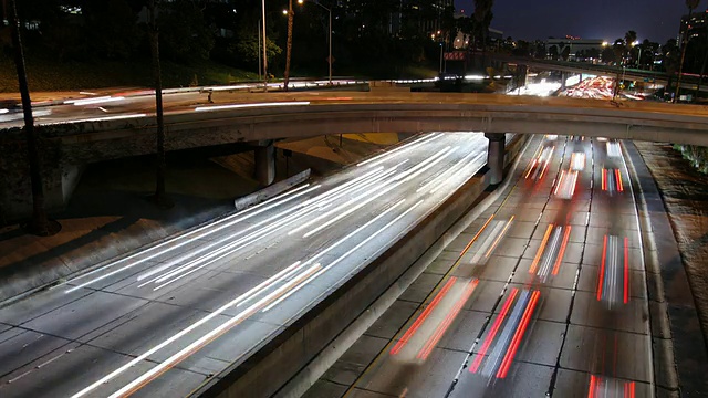 美国加利福尼亚州洛杉矶市夜间高速公路上的交通状况视频素材