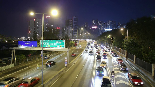 晚上高速公路上的交通，背景中的城市天际线/中国香港视频素材