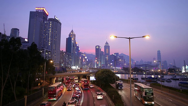 WS HA以市中心天际线为背景的道路交通，黄昏/中国香港视频素材