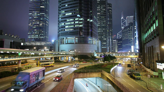 WS TD摩天大楼和夜间道路上的交通/中国香港视频素材