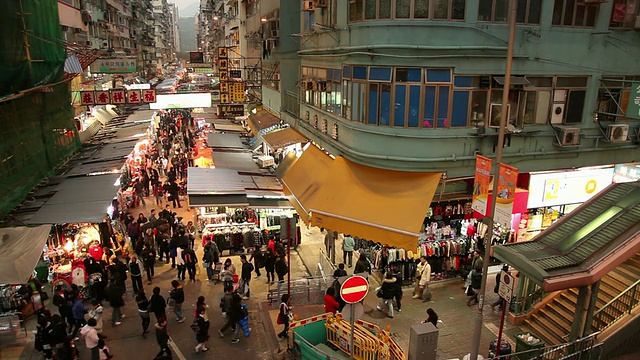 WS HA傍晚在街市上的人们/中国香港视频素材