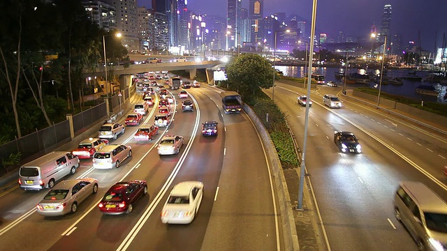 黄昏时分，中国香港，道路上的交通，背景是市中心的天际线视频素材