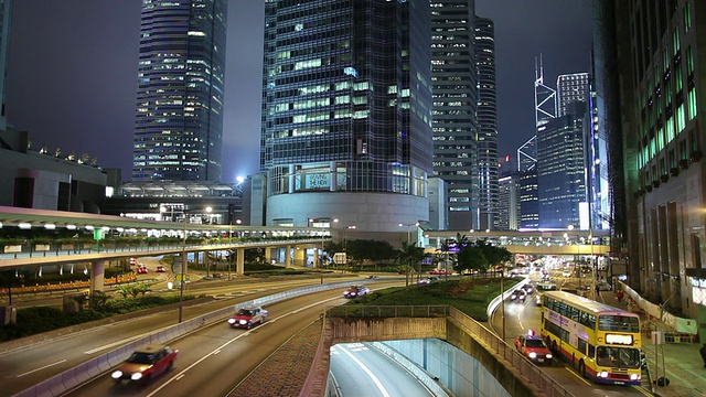 摩天大楼和夜间道路上的交通/中国香港视频素材