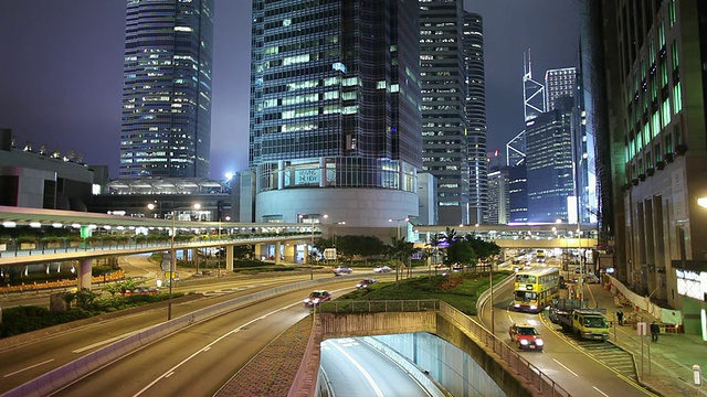 WS TU TD摩天大楼和夜间道路上的交通/中国香港视频素材