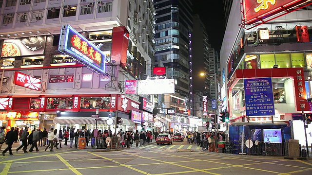 晚上繁忙的市中心街道/中国香港视频素材