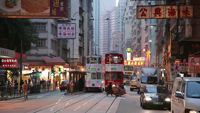 黄昏时繁忙的市中心街道/中国香港视频素材