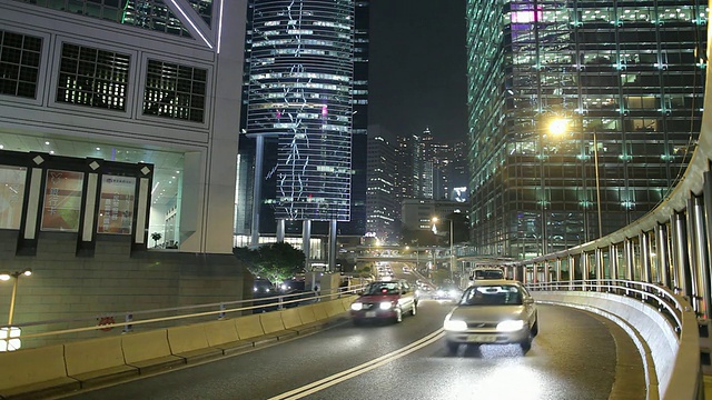 中国香港，街道上的摩天大楼在夜晚灯火通明视频素材