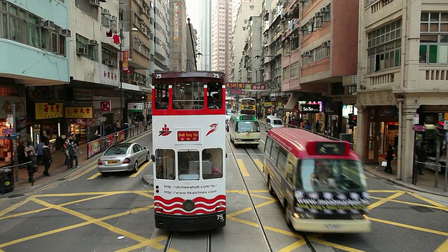 中国香港，从移动的电车看到的街道交通视频素材