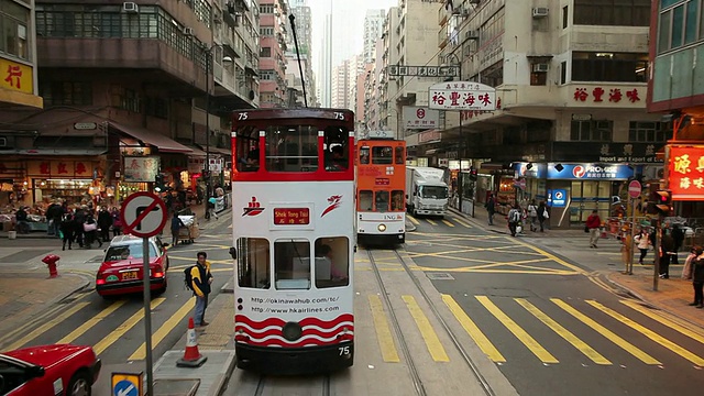 中国香港，从移动的电车看到的街道交通视频素材