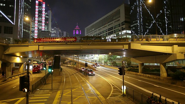 中国香港，从移动的电车看到的街道交通视频素材