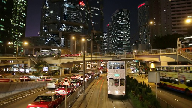 中国香港，从移动的电车看到的街道交通视频素材