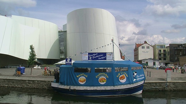 WS View of Ozeaneum Stralsund / Stralsund，波罗的海，梅克伦堡-西波美拉尼亚，德国视频素材