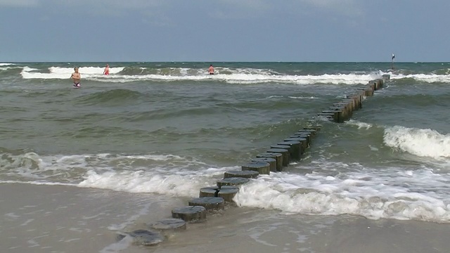 海浪在海滩上翻滚，波罗的海/ Zingst, DarÃ-Fischland，梅克伦堡-西波美拉尼亚，德国视频素材