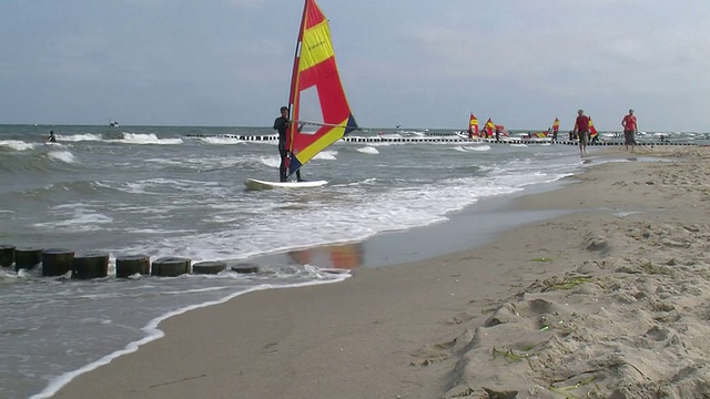 海浪在海滩上翻滚，波罗的海/ Zingst, DarÃ-Fischland，梅克伦堡-西波美拉尼亚，德国视频素材