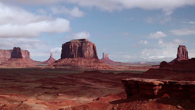 T/L云在纪念碑谷风景秀丽的红色岩石上移动/ Kayenta，亚利桑那州，美国视频素材