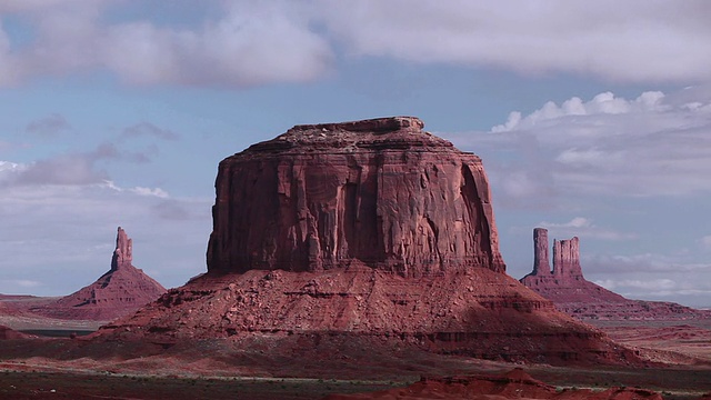 T/L云移动在纪念碑谷/ Kayenta，美国亚利桑那州的红色岩石上视频素材