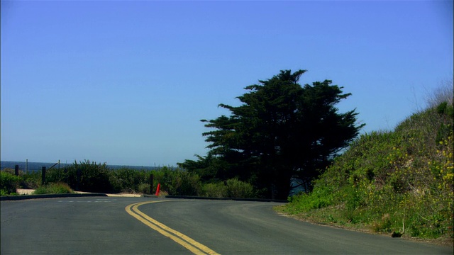 宽镜头弯曲的道路与海滩和海洋地平线/马里布，加利福尼亚视频素材