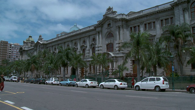 南非德班市政厅殖民建筑前的小型巴士着色窗视频素材