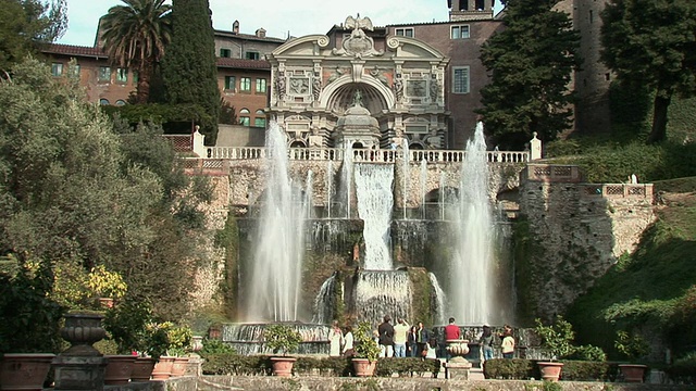 意大利拉齐奥Villa d'Este / Tivoli前的WS喷泉视频素材