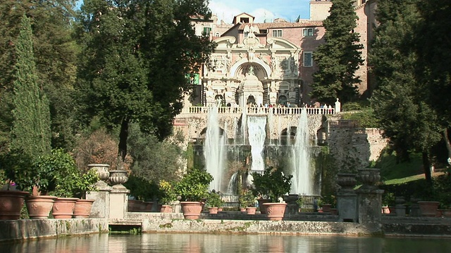 意大利拉齐奥Villa d'Este / Tivoli前的ZI池塘和喷泉视频素材