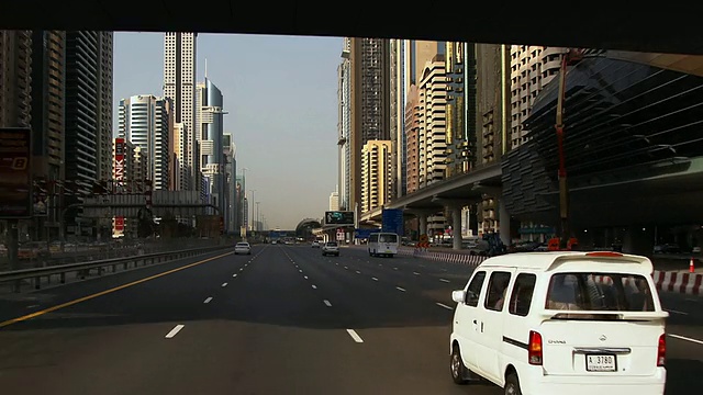 行驶在Sheikh Zayed路两旁都是高楼大厦/阿联酋迪拜视频素材