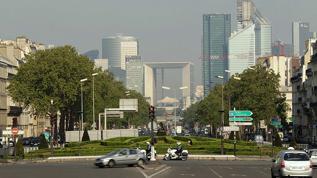 法国巴黎，法兰西岛，马洛特港，后面是拉德芳斯商业区的高层建筑视频素材