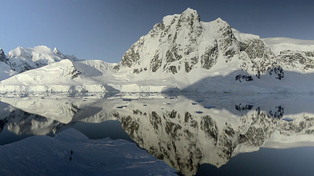 南极勒梅尔海峡附近的雪山视频素材