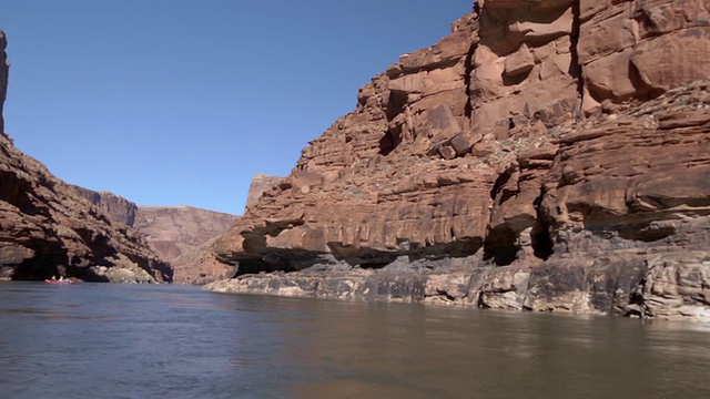 WS POV陡峭的红色悬崖两岸的河流/大峡谷，美国亚利桑那州视频素材