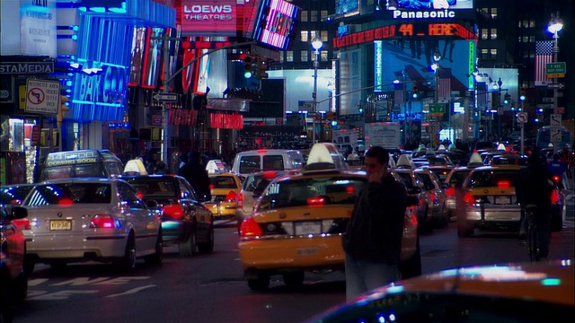 美国纽约，纽约，时代广场，夜间交通堵塞，后视图视频素材