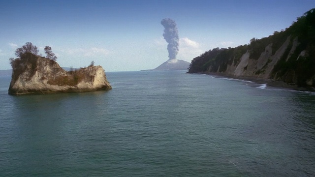 低空，巽他海峡，往印尼喀拉喀托岛方向视频素材