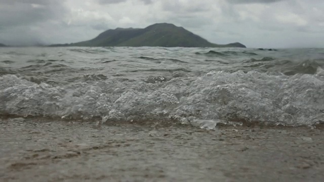 浪滚到岸边视频素材