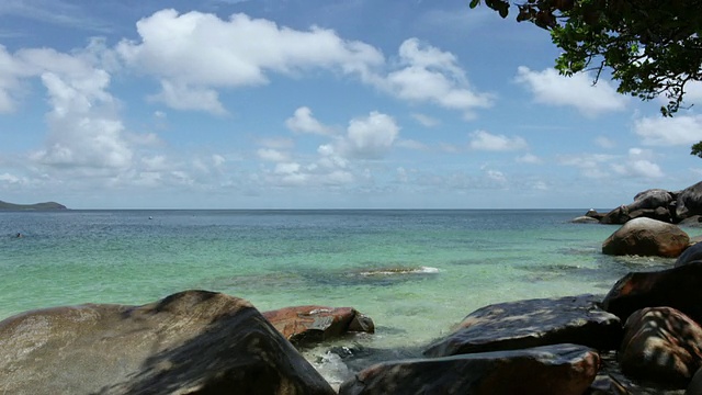 WS锁定的海滩与岩石在海岸线上视频素材