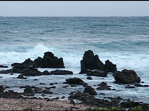 海浪翻滚着冲到夏威夷的岩石海岸。视频素材