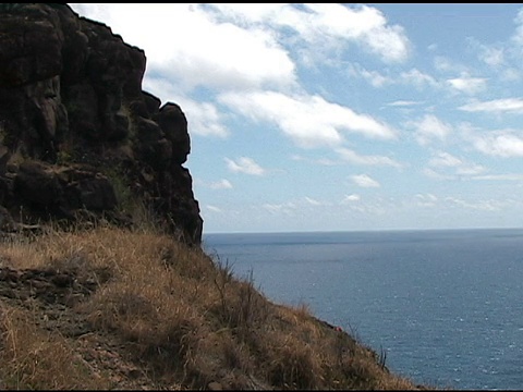 海景与剪影岩石。视频素材