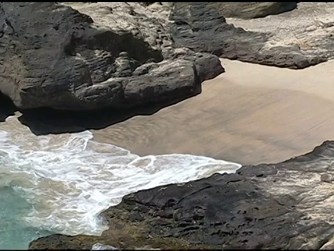 海浪冲刷着夏威夷一个僻静的海滩。视频素材