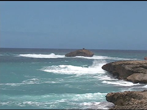 汹涌的海浪拍打着岩石海岸。视频素材