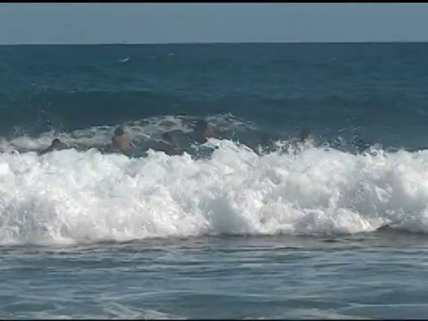 海浪和冲浪。视频素材